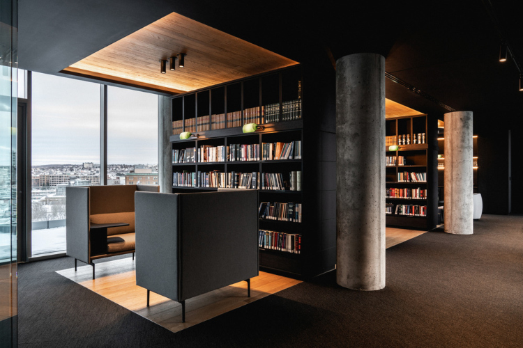 Velika zidna biblioteka u okviru elegantne kancelarije